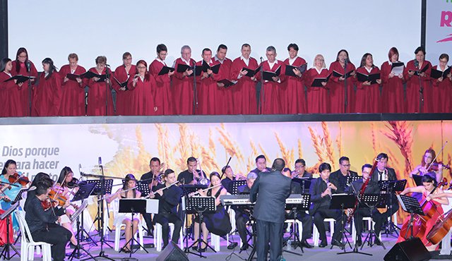 En la Coral participaron ocho sopranos, seis contraltos y nueve tenores. Cinco en violines, siete en violines II, cuatro en violas, seis en violonchelos, dos en flauta, un oboe, un fagot, tres en saxofones, tres en trompetas, dos en trombones, uno en la batería, uno en la guitara, uno en el bajo eléctrico y el maestro Tarazona en el piano. César Obando
