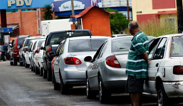 Largas colas para surtir gasolina se observan en Táchira, Mérida, Lara, Zulia, Trujillo y Barinas, y la situación ha generado preocupación e incertidumbre en los venezolanos. AFP