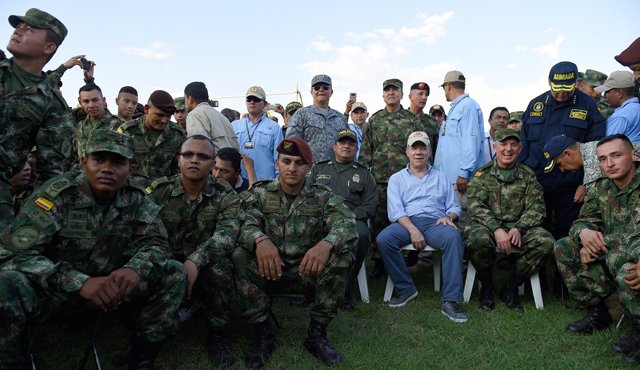El presidente Juan Manuel Santos, el comandante de las Fuerzas Militares, general Alberto Mejía, y el director de la Policía Nacional, general Jorge Nieto, departieron con las tropas en el Fuerte de Tolemaida. Cortesía