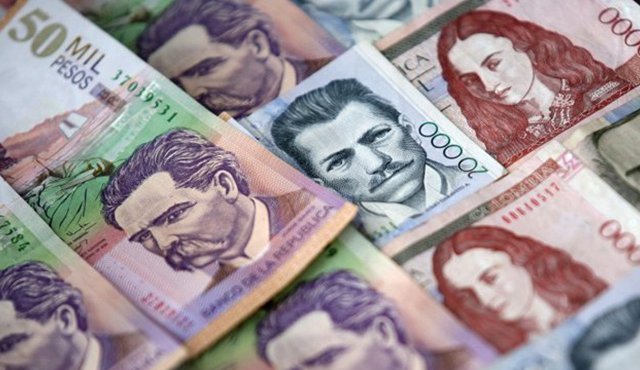 Durante la inspección, las autoridades encontraron 24 paquetes de billetes de 50.000 pesos ocultos en las sillas traseras de un vehículo. Internet