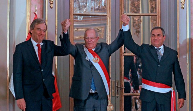 El presidente de Perú, Pedro Pablo Kuczynski (centro) junto a su nuevo ministro del Interior, Vicente Romero (derecha) y al predecesor Carlos Basombrio. AFP