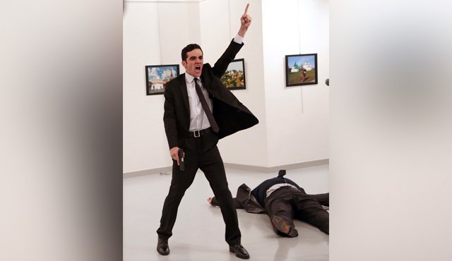 Mevlut Mert Altintas, un policía de 22 años fuera de servicio ese día, disparó nueve balas contra el embajador, gritando "Alá Akbar" (Alá es grande, en árabe). Archivo