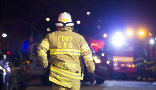 Los bomberos pudieron rescatar a 12 personas. El incendio se originó en la planta baja de un edificio de ladrillos de cuatro pisos. AFP