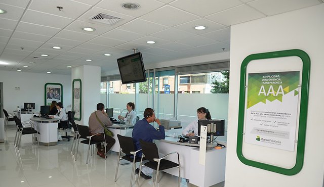 El mayor número de las quejas que presentan los usuarios de los bancos están relacionados con los cobros que hacen las entidades por el uso de los productos plásticos. Colprensa