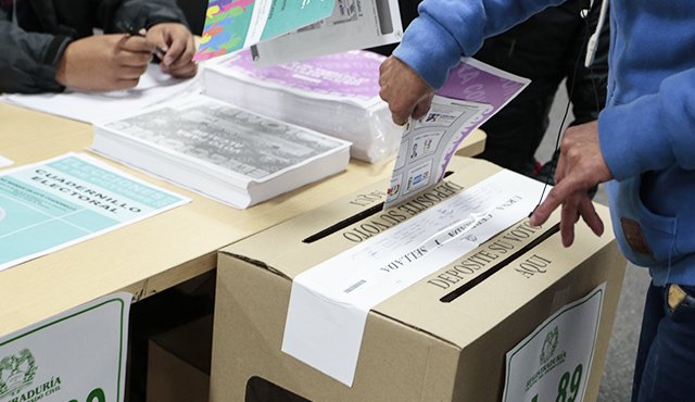El 11 de marzo, el mismo día de las elecciones al congreso, algunos partidos y movimientos políticos irán a las urnas para elegir a sus candidatos únicos a la Presidencia de la República. Colprensa