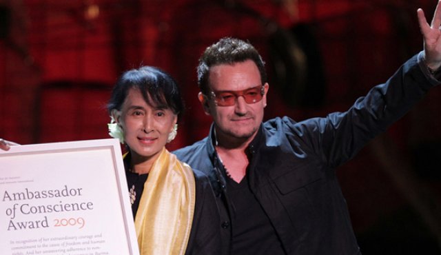 Esta foto de archivo muestra a Aung San Suu Kyi aceptando el Premio Embajador de Conciencia junto al cantante irlandés Bono. AFP