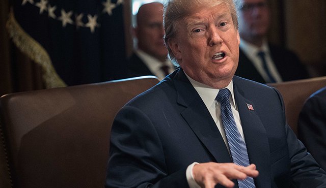 Donald Trump, revolucionó en 2017 la red social Twitter con mensajes diarios llenos de ataques a sus enemigos e impulsivos anuncios con los que buscaba imponer su discurso. AFP
