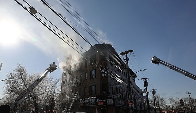 El incendio tiene lugar menos de una semana después de que la ciudad de Nueva York viviera la peor tragedia por un incendio en el último cuarto de siglo, con doce muertos. AFP