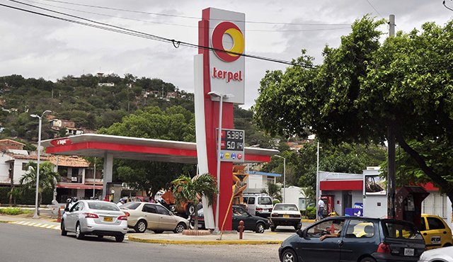 Todos los países tienen acceso a los mismos precios del petróleo en los mercados internacionales, pero se imponen diferentes impuestos. Archivo de La Opinión