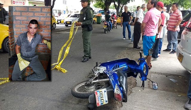 La moto en la que iba el detenido quedó abandonada en la escena del hecho. Cortesía