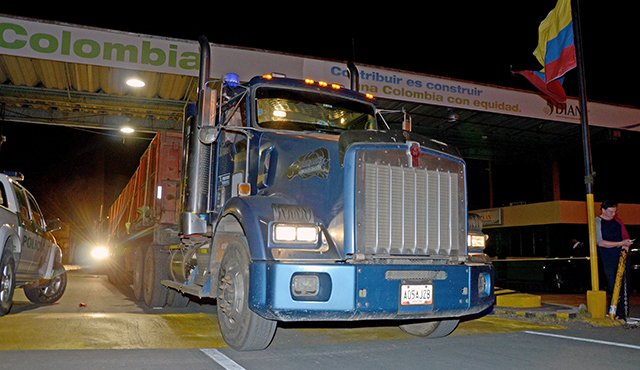Por el puente internacional Simón Bolívar aún se mantiene el paso de camiones en horario nocturno. Archivo de La Opinión