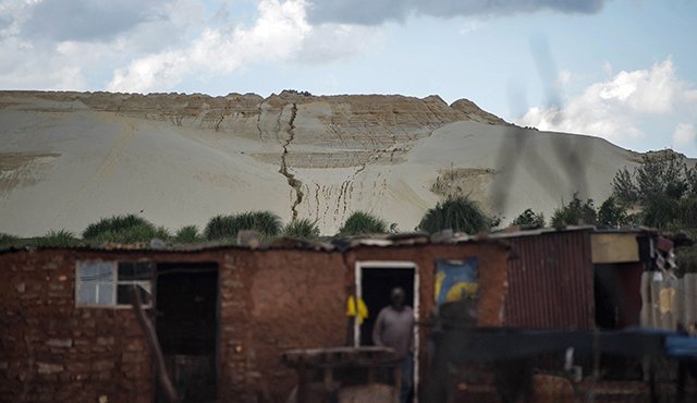 La explotación de oro en las montañas de Johannesburgo ha generado serios problemas a las poblaciones cercanas, que sufren las consecuencias del deterioro de la naturaleza y la contaminación de la misma. AFP