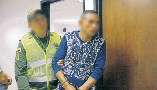 El agresor fue sometido a una requisa y le hallaron dos cuchillos. Colprensa