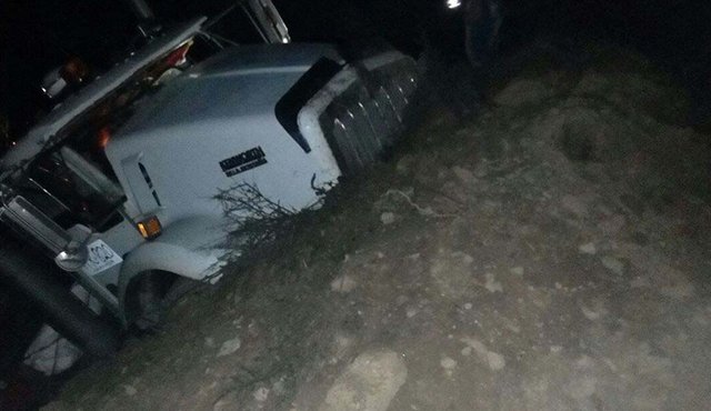 El conductor del vehículo perdió el control del automotor de carga, en medio de la lluvia, y se salió de la carretera. Cortesía