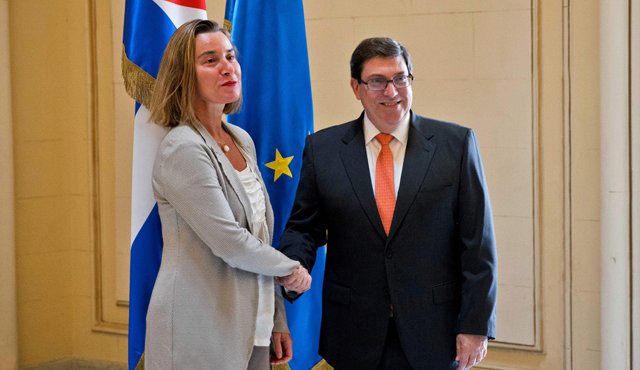 La jefa de política exterior de la Unión Europea, Federica Mogherini, y el ministro de Asuntos Exteriores de Cuba, Bruno Rodríguez. AFP