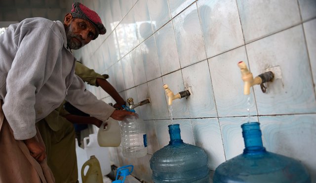 Cada año, 53.000 niños paquistaníes mueren de diarrea tras haber consumido agua no potable, señala Unicef. Fiebre tifoidea, cólera, disentería y hepatitis son frecuentes. AFP