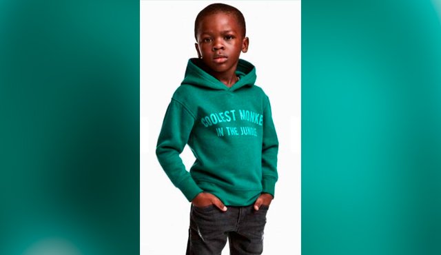 La polémica foto muestra a un niño negro con una sudadera en la que puede leerse ‘El mono más genial de la selva’. Tomada de Twitter