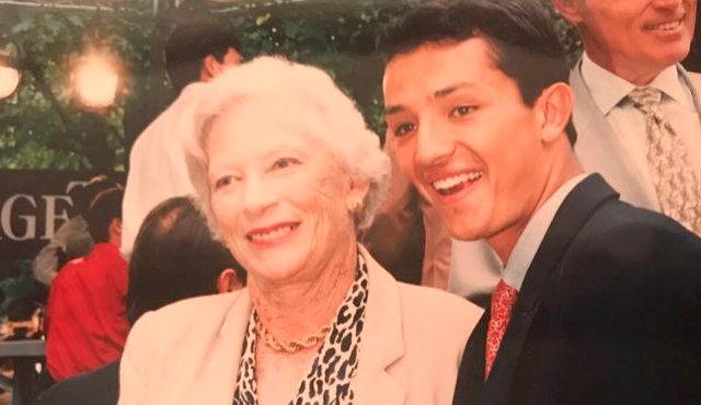 La marquesa junto a su hijo Germán de la Cruz, adoptado en Colombia en 1987. Elmundo.es