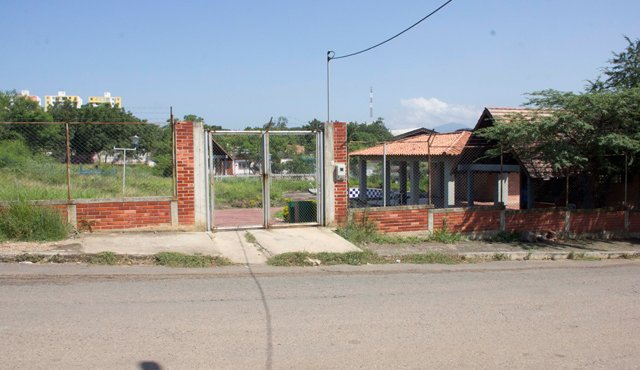 Actualmente el espacio, que no ha sido ni inaugurado, luce lleno de maleza y aunque permanece con vigilancia constante, el paso de los años le está pasando cuenta de cobro. Alfredo Estévez