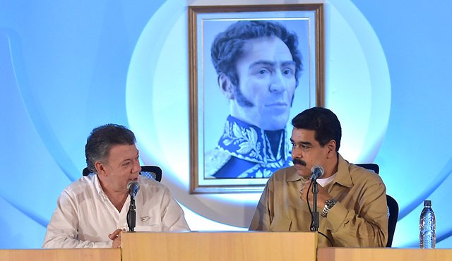 Maduro (derecha) aseguró que miles de colombianos usan el sistema de salud pública administrado por su gobierno porque no cuentan en su país con atención médica gratuita. Santos refutó sus declaraciones.
Archivo