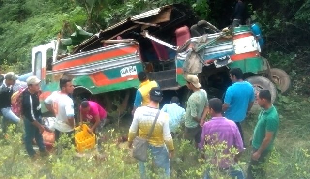 El vhículo rodó a un abismo de al menos 60 metros, en zona rural de Convención. Una mujer murió, mientras que el chofer sobrevivió. Cortesía