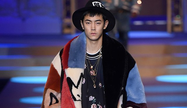 Este modelo presenta una creación para la casa de moda Dolce & Gabbana durante los desfiles de moda Otoño / Invierno 2019 en Milán. AFP