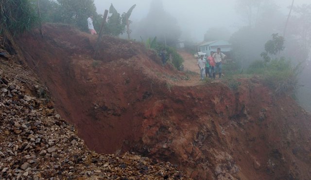 El daño más grave se presentó en La Victoria, vía a la vereda Balsamina, donde un tramo de la vía desapareció. Cortesía