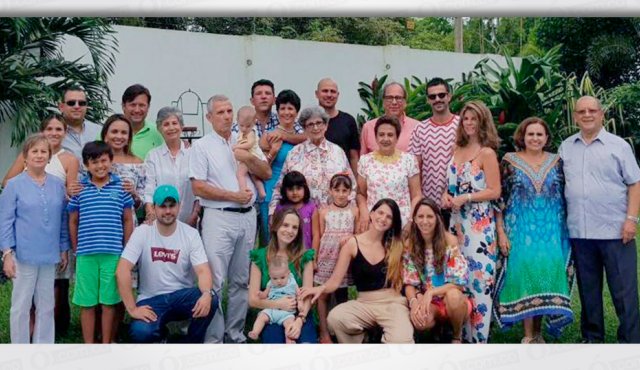 Hijos, nietos, nueras, yerno y amigos acompañaron a Gloria Arenas de Hoyos. Cortesía