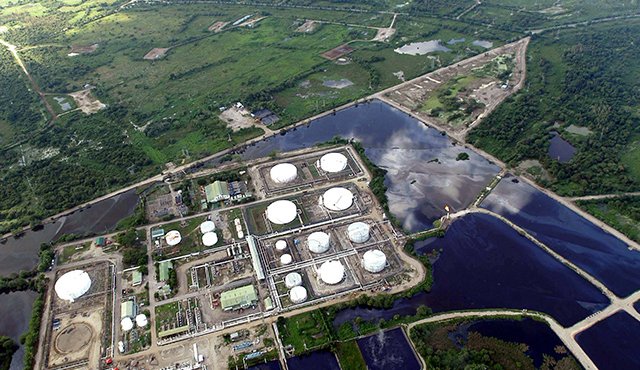 Un barril de petróleo entre 65 y 70 dólares creará un panorama positivo de recuperación económica para el 2018. Archivo de La Opinión