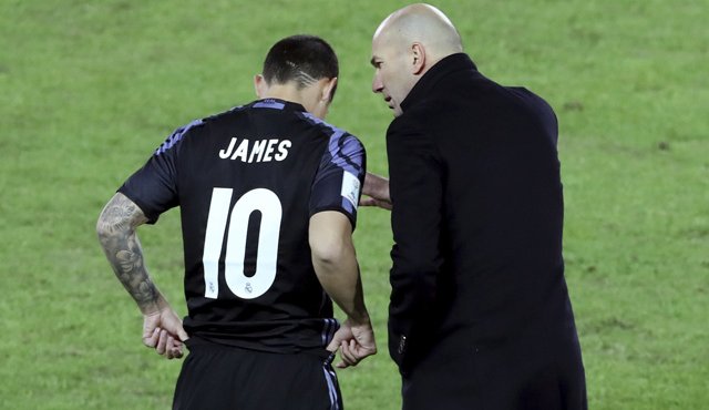 James Rodríguez y Zinedine Zidane. AFP