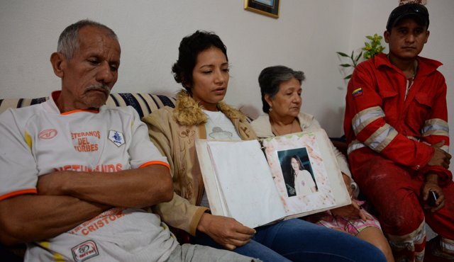 Familiares de Lisbeth Andreina, joven tachirense que murió durante la operación militar que concluyó con la muerte de Óscar Pérez en El Junquito. Otras personas que los acompañaban no han sido identificadas. Cortesía
