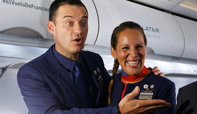 Los recién casados son Carlos Ciuffardi y Paula Podest Ruiz, tripulantes del vuelo en el que viajaba el papa Francisco desde Chile. Twitter: @TaughertonACH