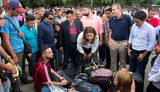Marta Lucía Ramírez conversa con migrantes venezolanos en el puente Simón Bolívar. La acompañan el senador Juan Manuel Corzo y el aspirante conservador a la Cámara, Juan Carlos Bautista. La Opinión
