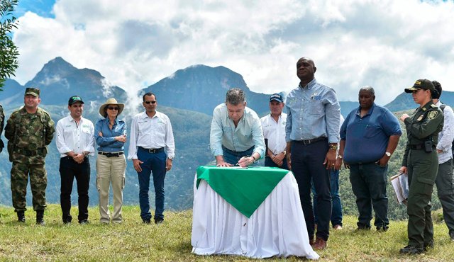 "Esperamos que antes de finalizar mi periodo presidencial podamos llegar a proteger la totalidad de los páramos", señaló el presidente Santos durante la firma del decreto. Colprensa
