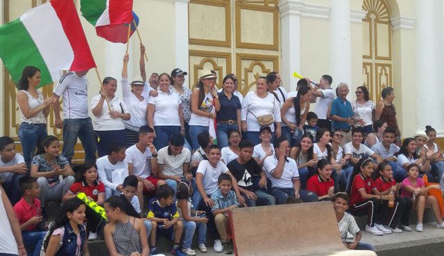 Estudiantes, exalumnos y padres de familia se tomaron el plantel y sellaron cualquier ingreso a la institución. Cortesía