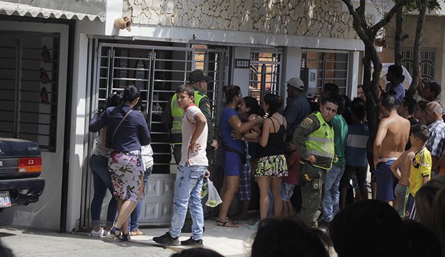 Los familiares de la víctima protagonizaron escenas de dolor frente a su casa, al conocer la noticia. Cristian Herrera