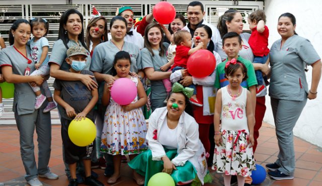 Los niños combaten la enfermedad con sonrisas. Mario Franco