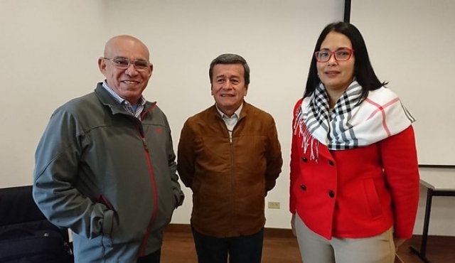 La delegación del ELN, con su jefe negociador a la cabeza Pablo Beltrán (centro), anunciaron su intención de seguir en la mesa. Colprensa