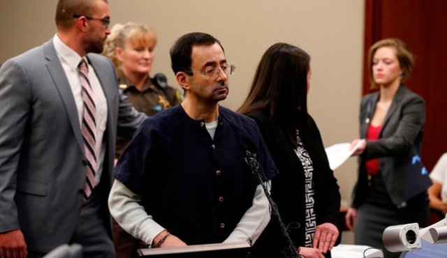 Nassar, exmédico del equipo de gimnasia de Estados Unidos, fue condenado el miércoles a entre 40 y 175 años de cárcel por abusar sexualmente de más de 150 niñas y mujeres a lo largo de su carrera. AFP