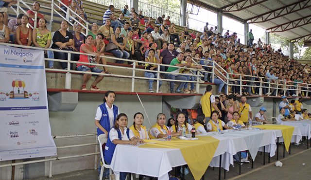 Los emprendedores llevan esperando 14 meses por las herramientas para conformar sus propias microempresas. Archivo