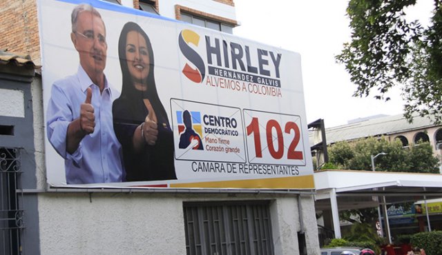Esta valla de la candidata a la Cámara por Norte de Santander Shirley Hernández Galvis, quien hasta hace poco militó en el partido Conservador, invita a “la salvación de Colombia”. El expresidente y líder del Centro Democrático, Álvaro Uribe Vélez, ha estado en los últimos días en el ojo del huracán por las más variadas versiones y comentarios generados por una columna de la periodista Claudia Morales en El Espectador. César Obando