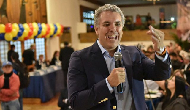 el candidato del uribismo a la Presidencia, Iván Duque, manifestó que está orgulloso de pertenecer al 73% de colombianos menores de 45 años. Twitter
