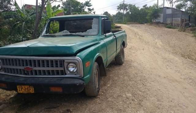 La camioneta en la que se movilizaban los dos tenderos quedó impactada en el panorámico y en la carrocería. La Opinión