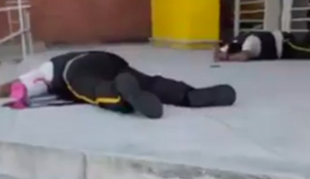 Los trabajadores quedaron tirados en el piso con varios impactos de bala. Captura
