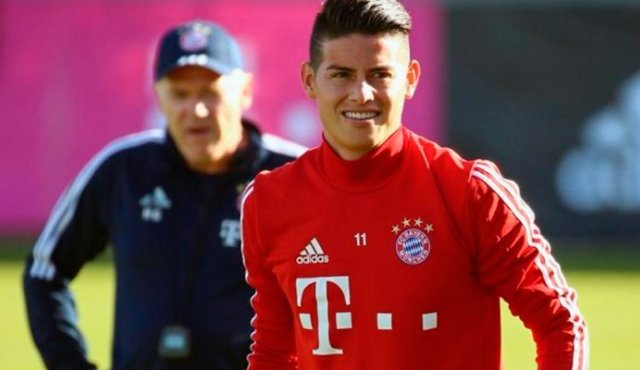 James Rodríguez junto al técnico Jupp Heynckes. @FCBayernES