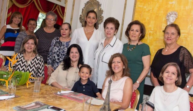 Martha Hernández de Colmenares, María Nella Hernández de Assaf, Nicolás Maldonado, Luz Adriana Hernández de Cabrales, Lucía Eslava, Maritza de Bahar, Marlen Gandolfo, Elizabeth Hernández, Graciela de Peñaranda, Tata Arteaga, la homenajeada, Cecilia Cadavid y Nelly de Ramos. Alfredo Estévez