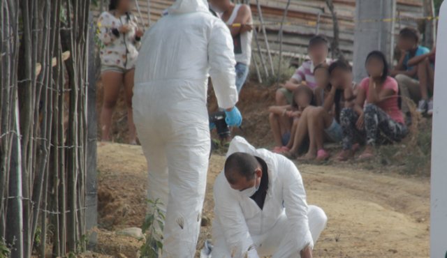 Familiares de Flórez arribaron a la escena del crimen, mientras los funcionarios del Cuerpo Técnico de Investigación (CTI) de la Fiscalía, adelantaban la inspección y el levantamiento del cadáver. Cristian Herrera