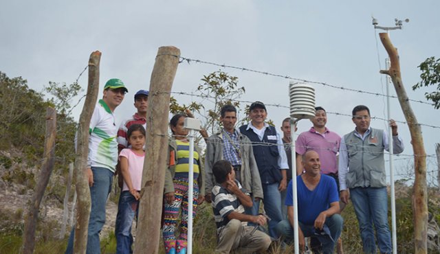 En las fincas y cerca de instituciones educativas, se están instalando estaciones meteorológicas cuyos datos serán interpretados por las familias campesinas. Cortesía