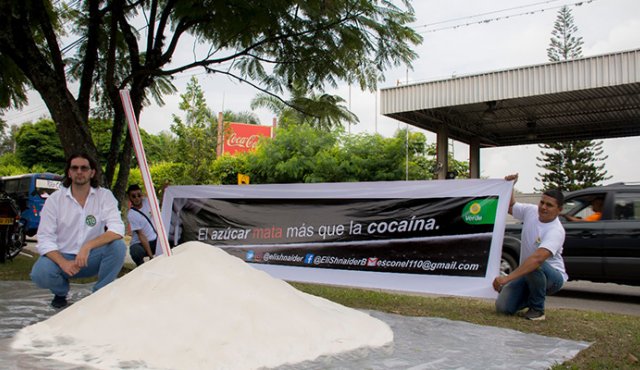 Eli Shnaider, candidato de la Alianza Verde a la Cámara en el Valle, usó una tonelada de azúcar con un pitillo gigante y un aviso en el que asegura: “El azúcar mata más que la cocaína”. Colprensa