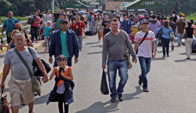 Según un reciente informe de Migración Colombia, en el país hay 550.000 venezolanos y el flujo migratorio de personas de ese país se incrementó en un 110 % en 2017. Archivo de La Opinión